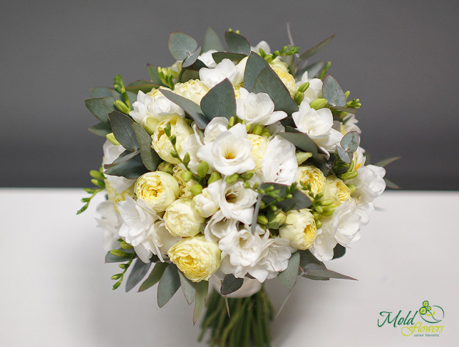 Букет невесты из зеленой кустовой розы,эустомы, фрезии и эвкалипта Фото